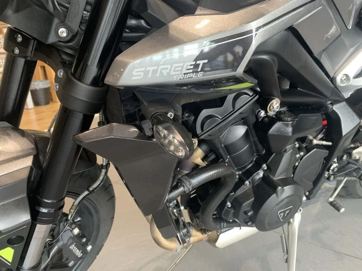 Triumph Street Triple 765 R (2023 - 26) (9)