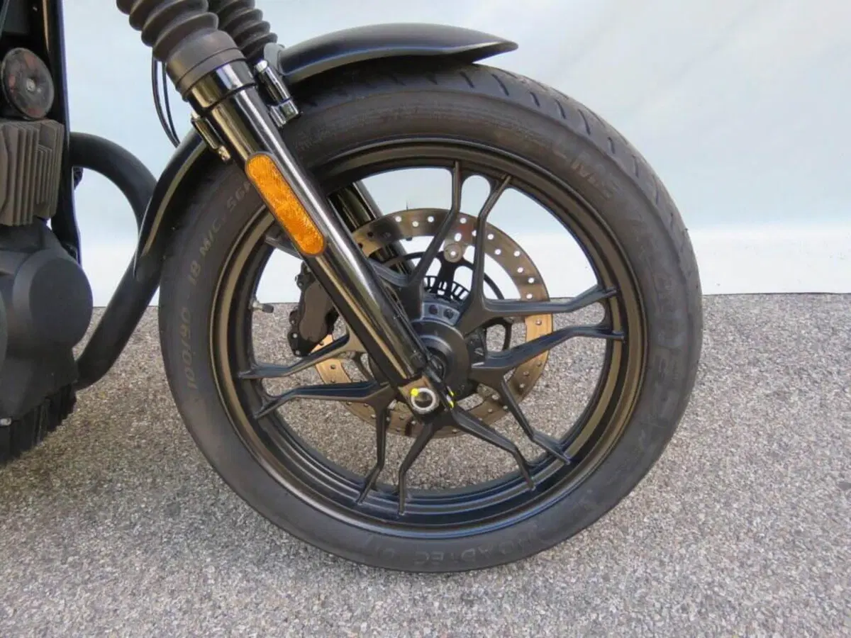 Moto Guzzi V7 III Stone (2017 - 20) (4)