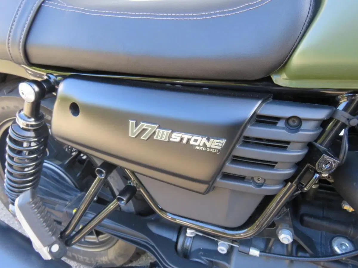 Moto Guzzi V7 III Stone (2017 - 20) (6)