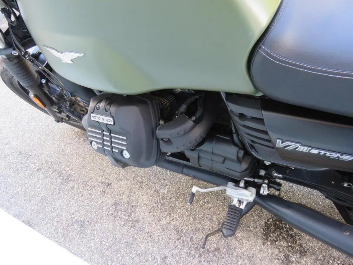 Moto Guzzi V7 III Stone (2017 - 20) (13)