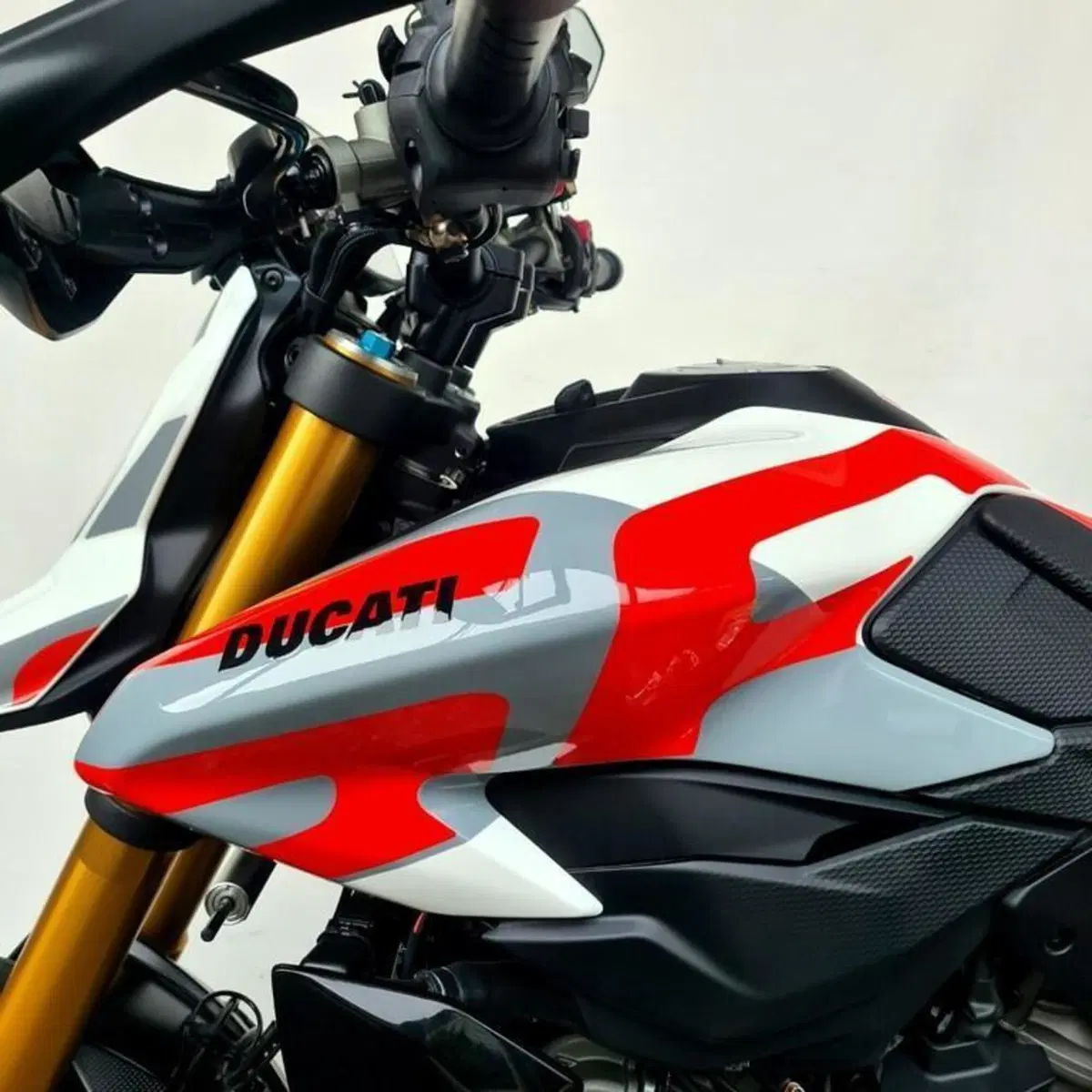 Ducati Hypermotard V2 SP (2026) (9)
