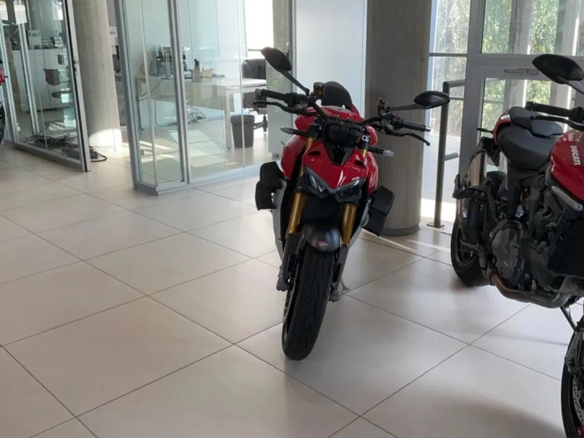 Ducati Streetfighter V4 1100 S (2021 - 22) (2)