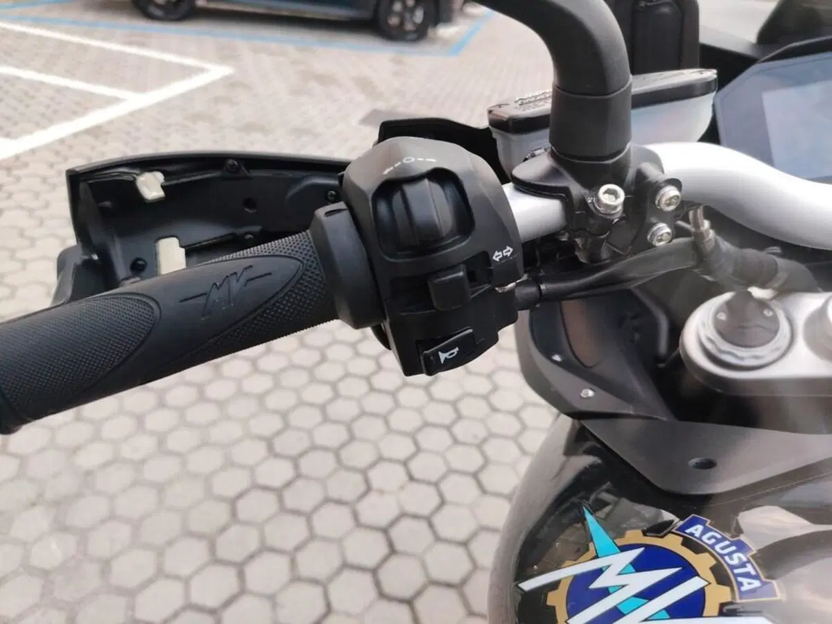 MV Agusta Turismo Veloce 800 Lusso SCS (2021 - 26) (9)