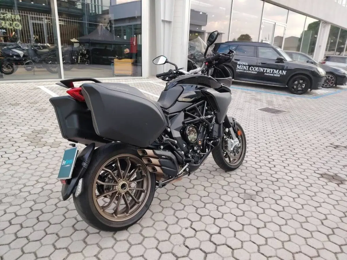 MV Agusta Turismo Veloce 800 Lusso SCS (2021 - 26) (7)