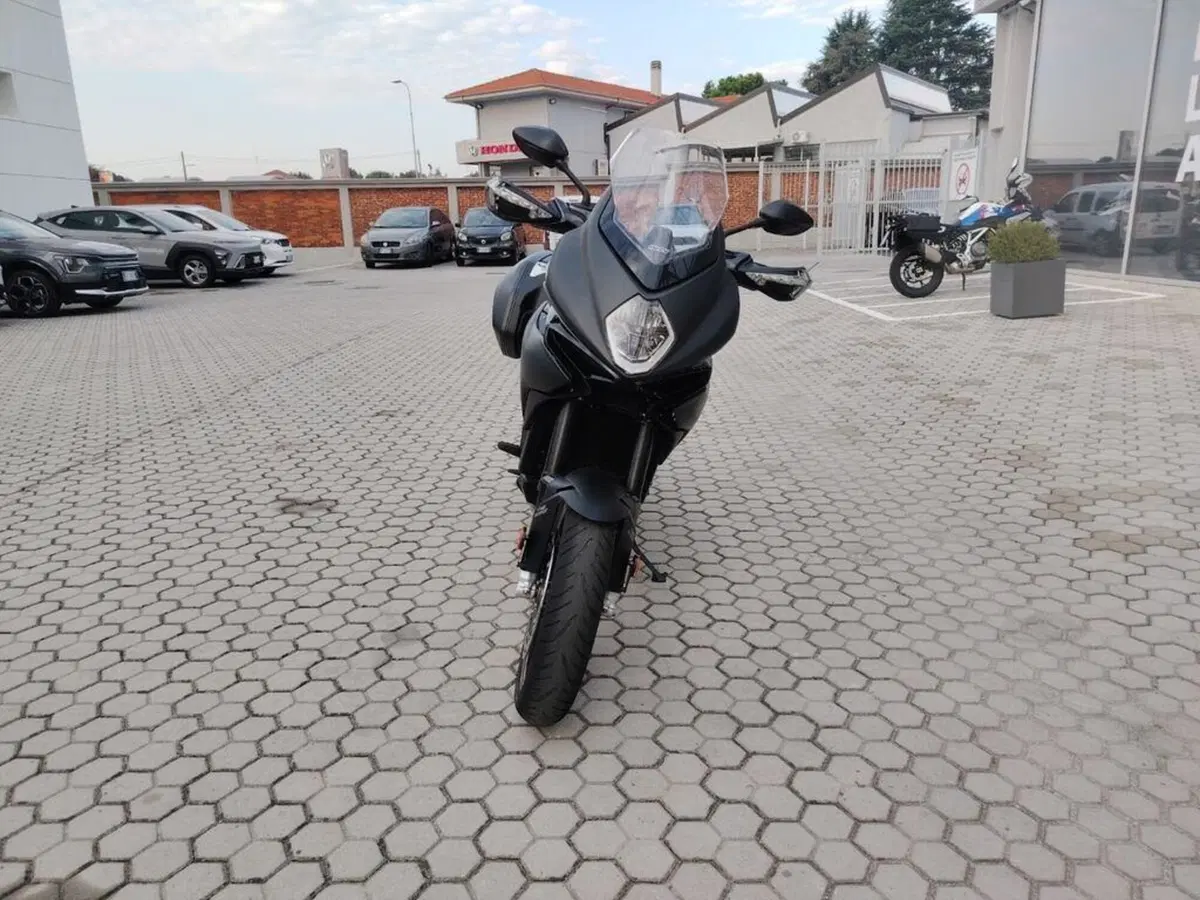 MV Agusta Turismo Veloce 800 Lusso SCS (2021 - 26) (2)