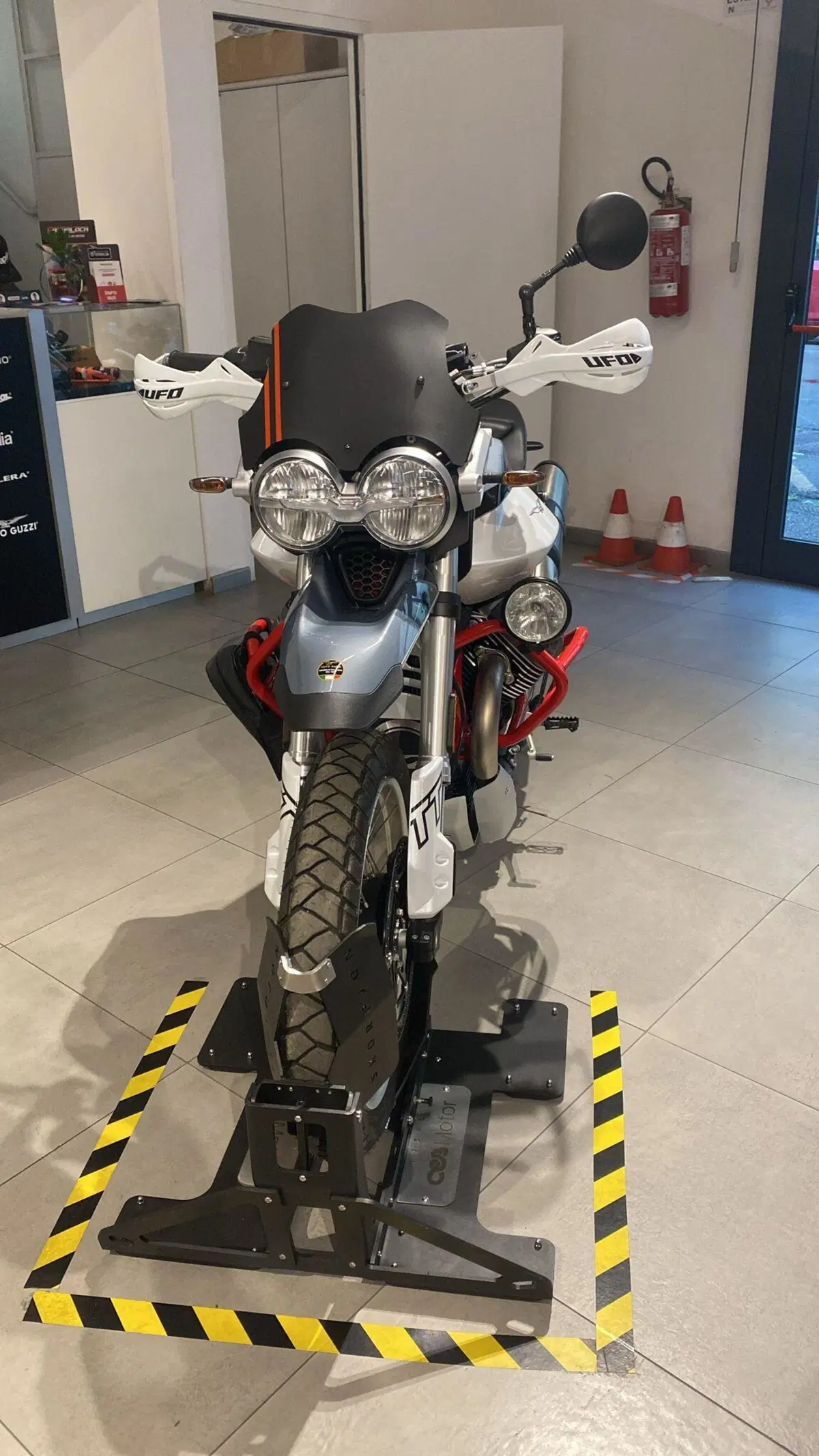 Moto Guzzi V85 TT (2024 - 26) (2)