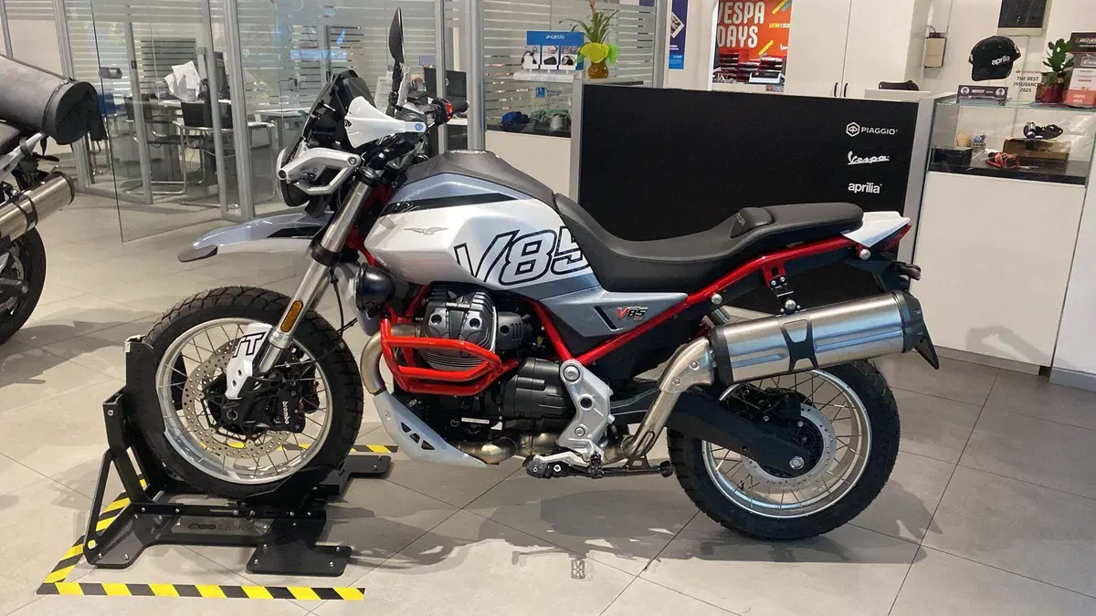 Moto Guzzi V85 TT (2024 - 26) (4)