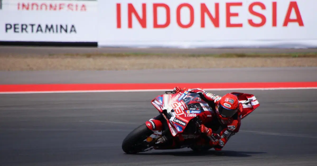 MotoGP, Marc Marquez vince la Sprint dei colpi di scena, carambola al via e cade Bez, Martin da 1° a 4° [CLASSIFICA E VIDEO]