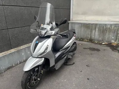 Piaggio Beverly 300 Hpe (2021) usata