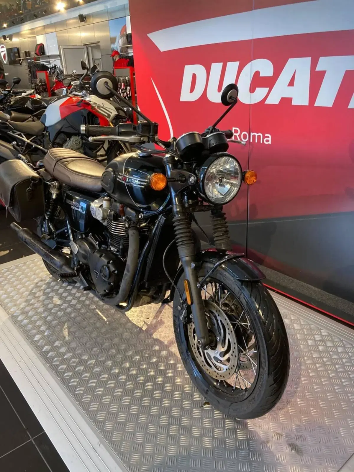 Triumph Bonneville T120 Black (2021 - 25) (2)