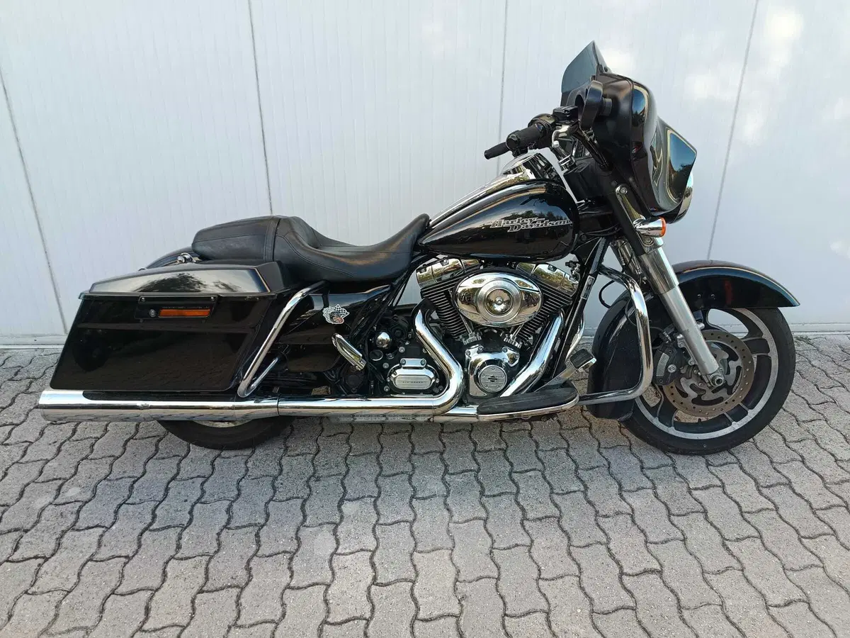 Harley-Davidson 1690 Street Glide (2011 - 13) - FLHX (2)