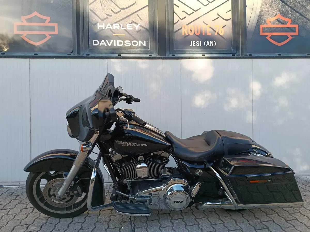 Harley-Davidson 1690 Street Glide (2011 - 13) - FLHX (6)