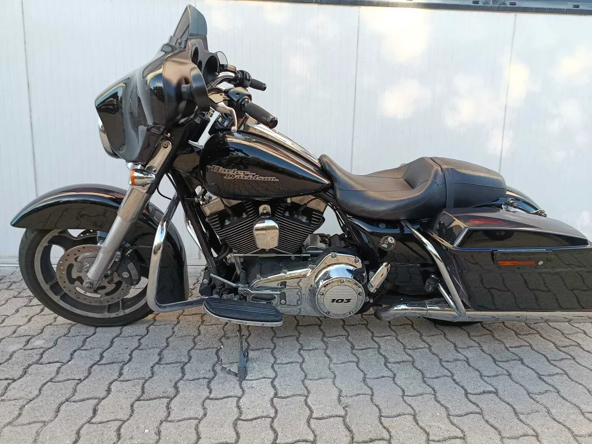 Harley-Davidson 1690 Street Glide (2011 - 13) - FLHX (7)