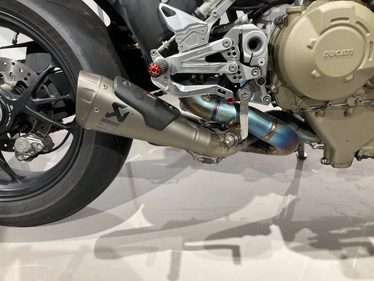 Ducati Streetfighter V4 1100 S (2021 - 22) (3)