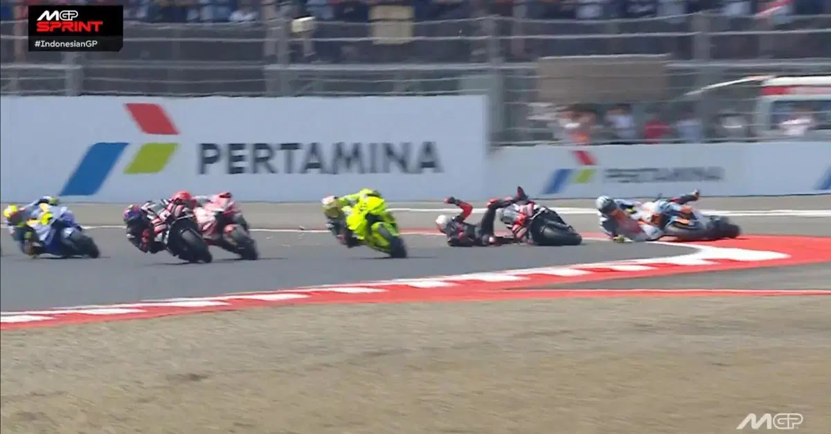 MotoGP, disastro Aprilia nella Sprint di Mandalika! Bezzecchi e Raul Fernandez a terra dopo un contatto alla prima curva [VIDEO]