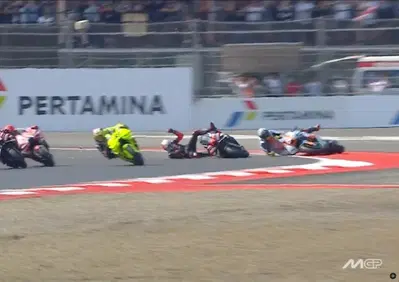 MotoGP, disastro Aprilia nella Sprint di Mandalika! Bezzecchi e Raul Fernandez a terra dopo un contatto alla prima curva [VIDEO]
