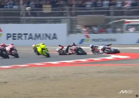 Disastro Aprilia nella Sprint di Mandalika! Bezzecchi e Fernandez a terra dopo un contatto alla prima curva [VIDEO]