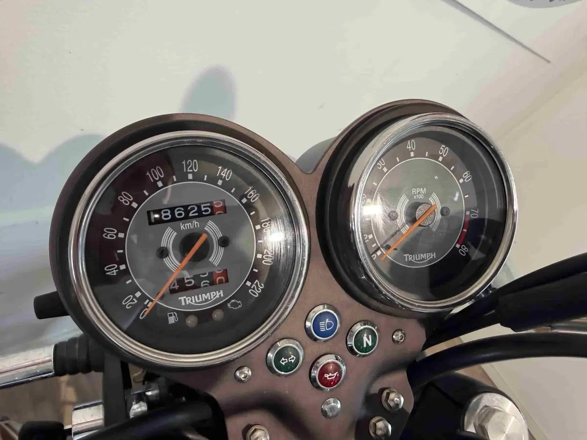 Triumph Bonneville SE (2009 - 13) (6)
