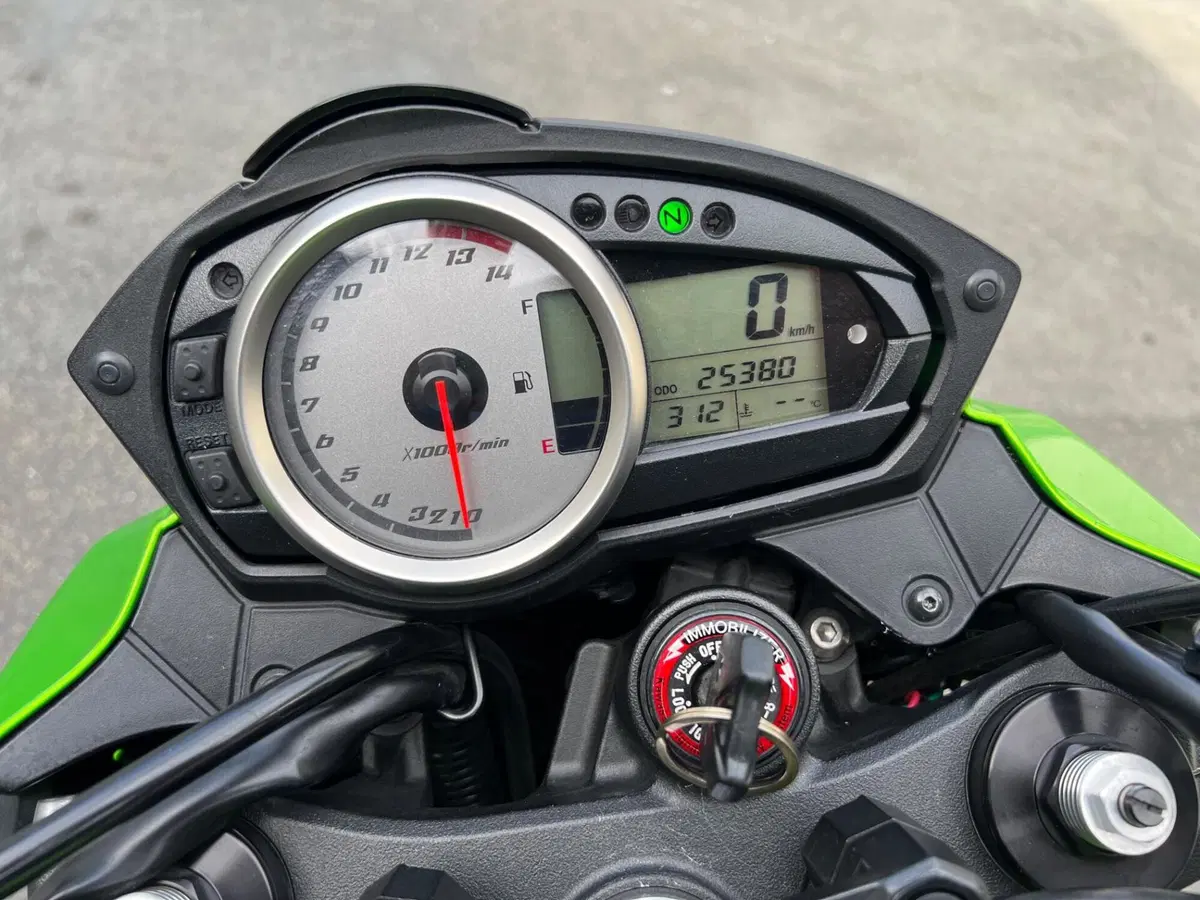 Kawasaki Z 750 (2007 - 14) (5)