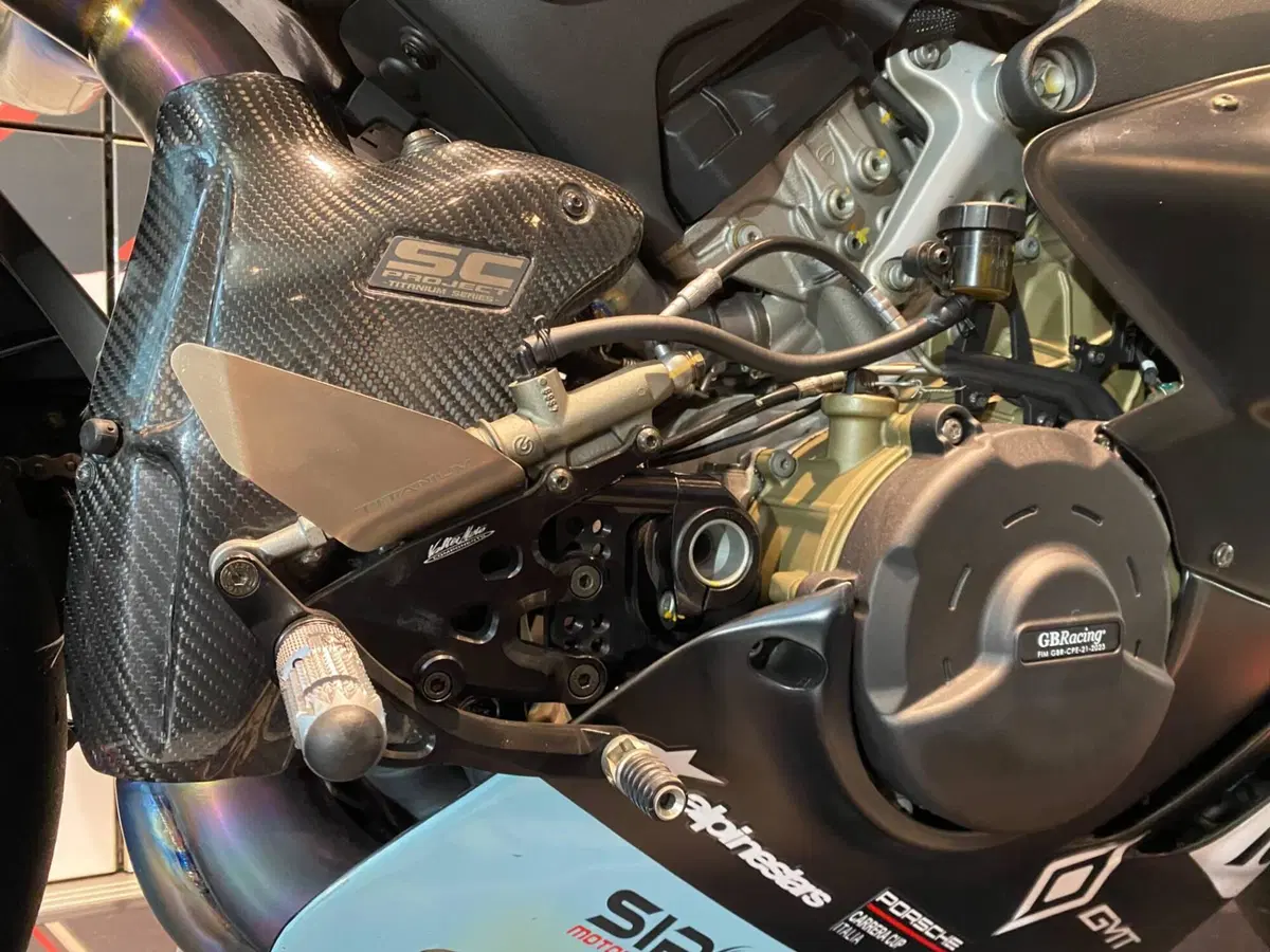 Pedane regolabili Panigale V4 - disponibili anche Valter Moto Components (4)