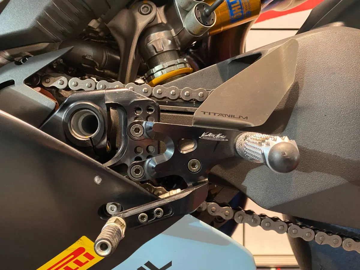 Pedane regolabili Panigale V4 - disponibili anche Valter Moto Components (5)