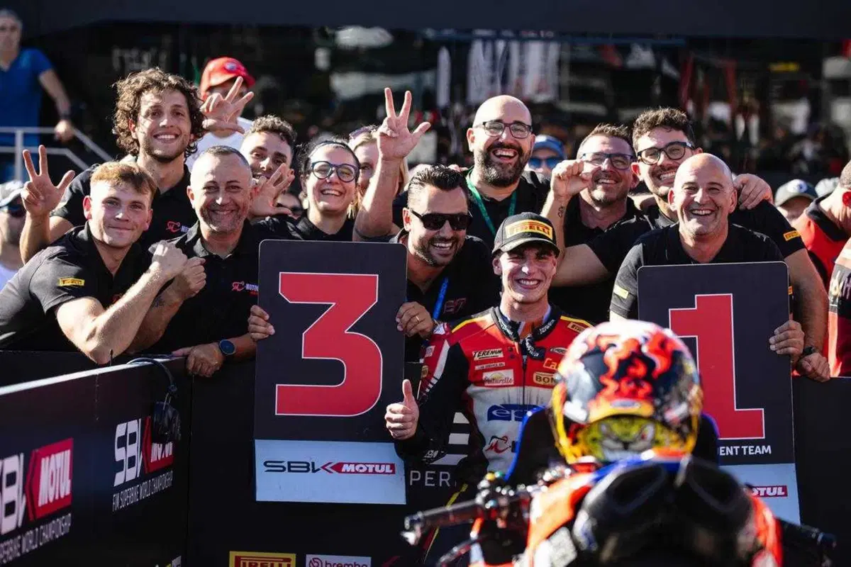 SBK, Nicolò Bulega domina Gara1 all'Estoril [GALLERY]