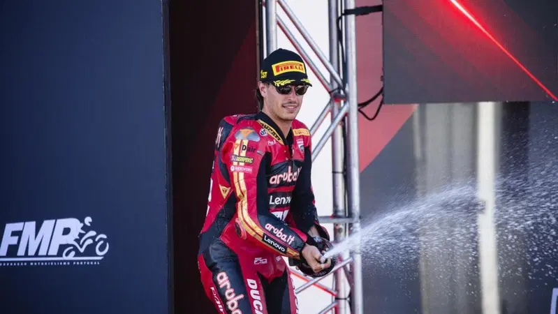 SBK, Nicolò Bulega domina Gara1 all'Estoril [GALLERY]