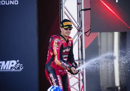 SBK, Nicolò Bulega domina Gara1 all'Estoril [GALLERY]