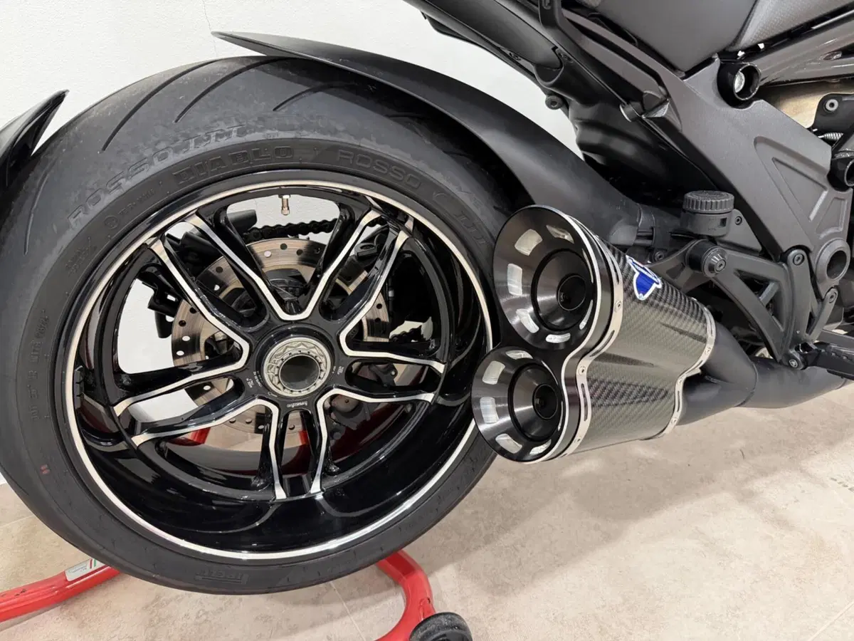 Ducati Diavel 1200 Carbon (2017 - 18) (4)