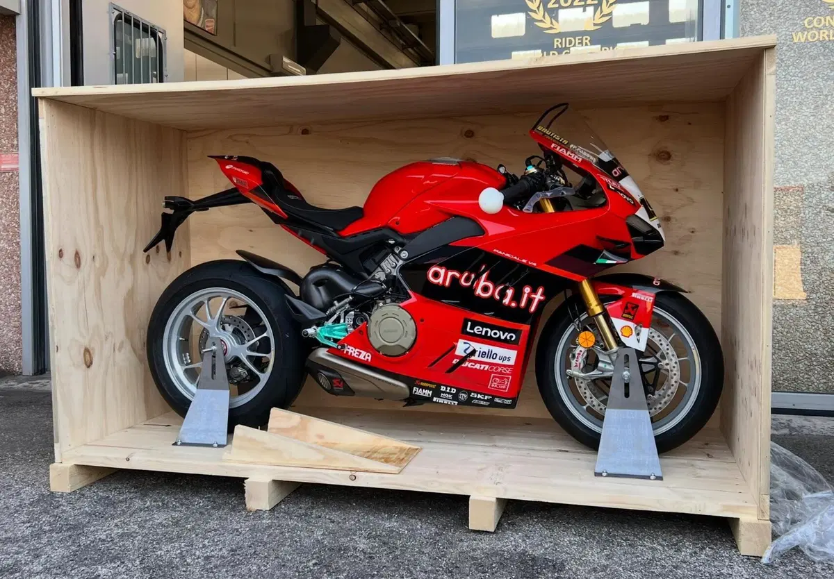 Ducati Panigale V4 Bautista 2022 World Champion Replica (2023) (3)