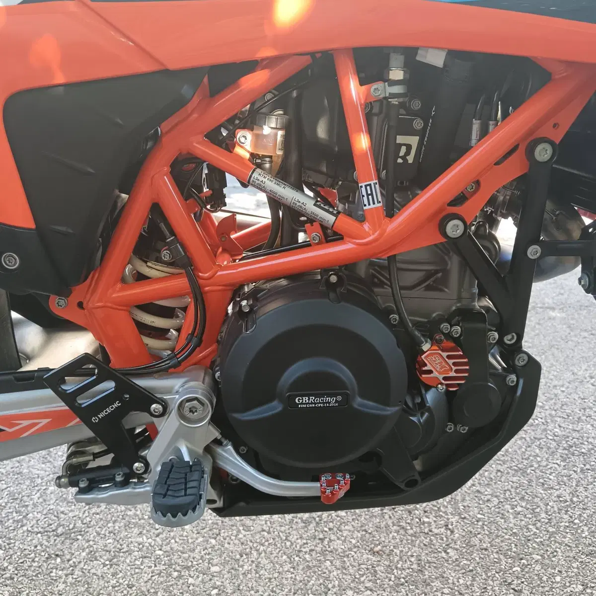 KTM 690 SMC R (2023 - 25) (6)