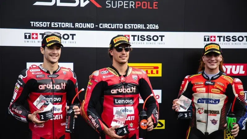 SBK, Nicolò Bulega si impone nella Superpole Race all'Estoril [GALLERY]