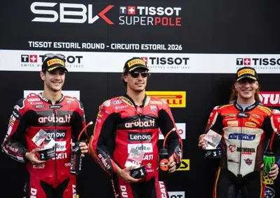 SBK, Nicolò Bulega si impone nella Superpole Race all'Estoril [GALLERY]