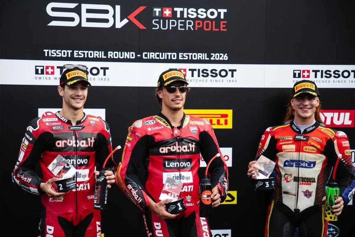 SBK, Nicolò Bulega si impone nella Superpole Race all'Estoril [GALLERY]
