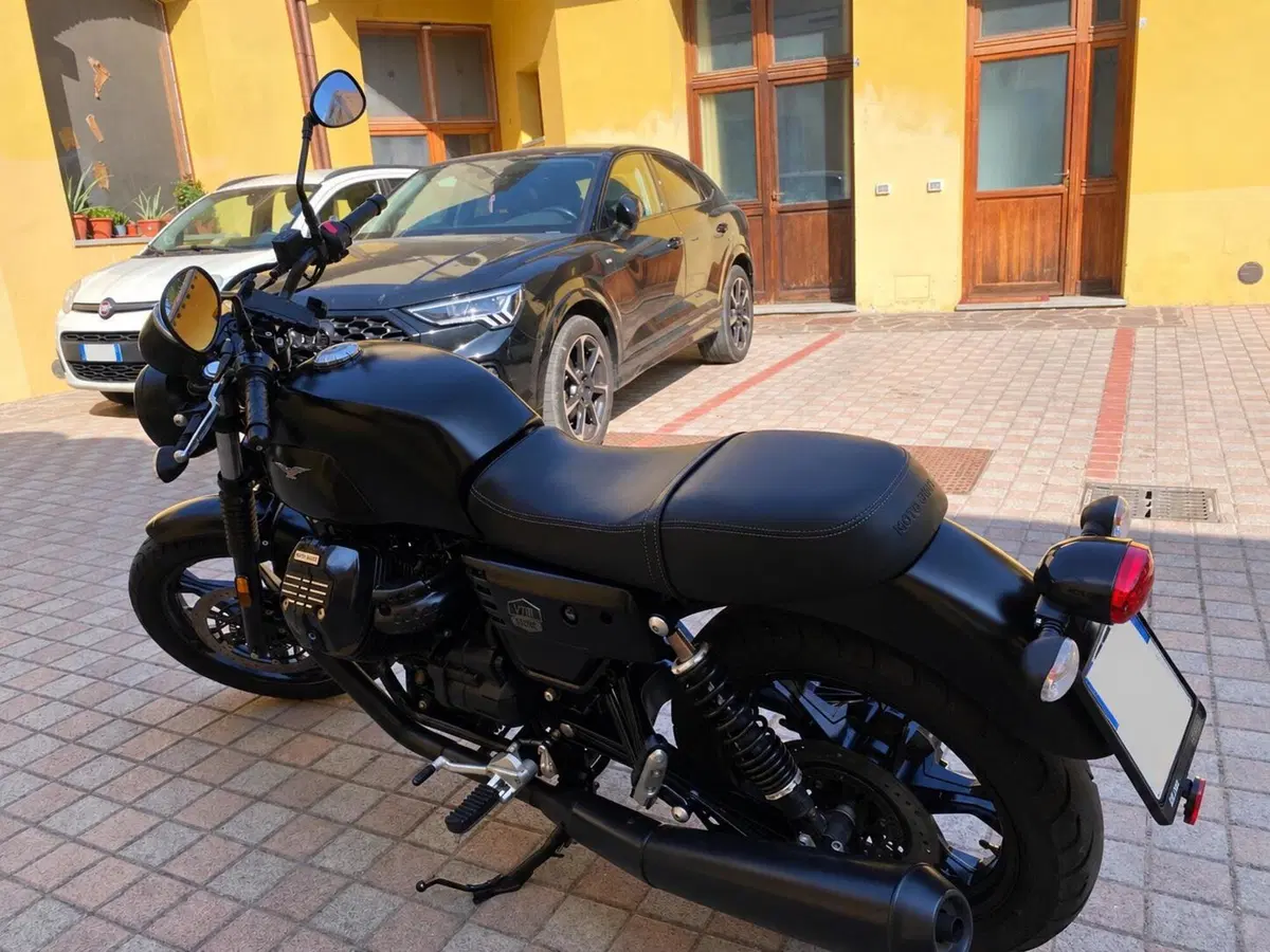 Moto Guzzi V7 III Stone (2017 - 20) (2)