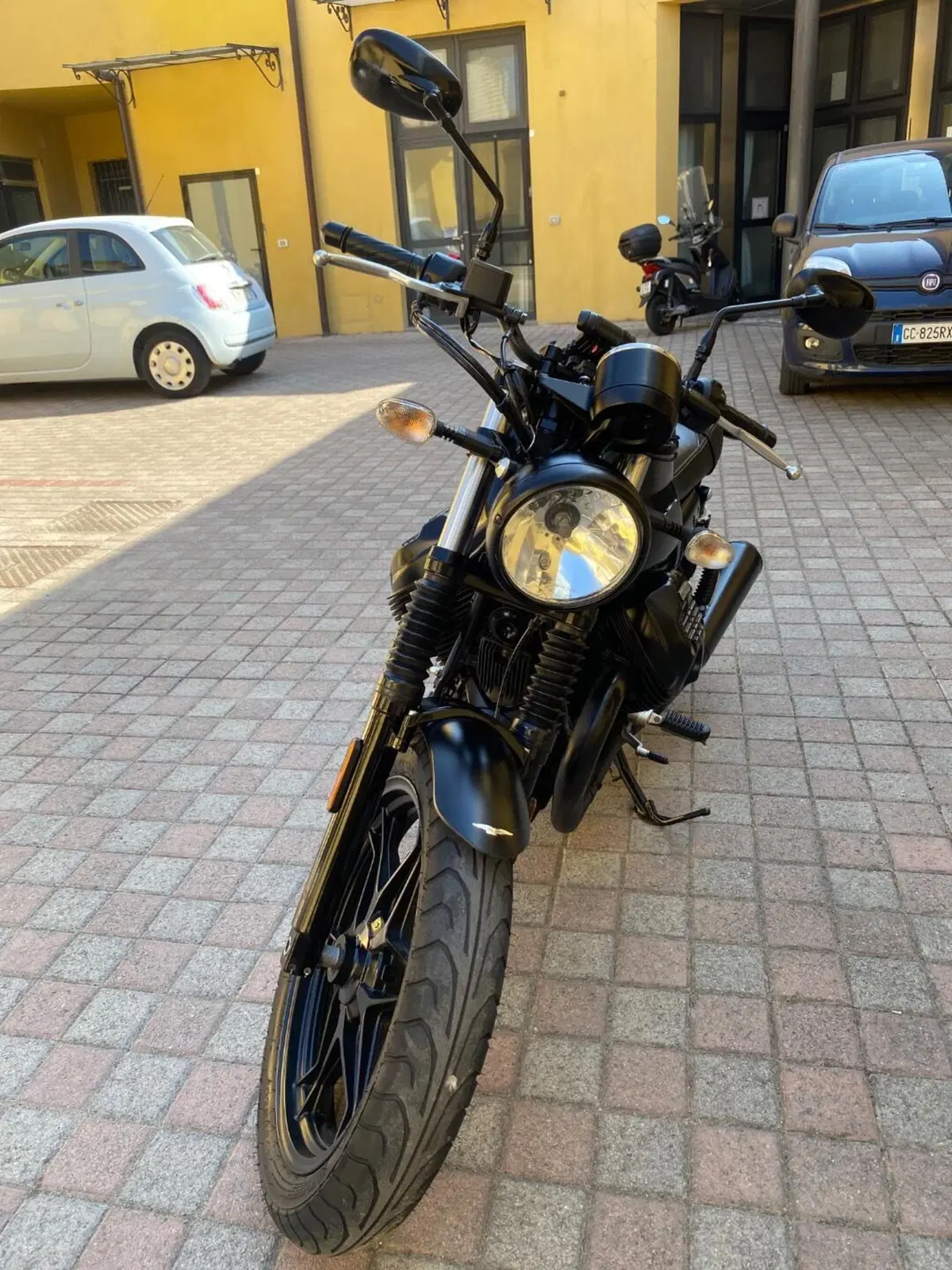 Moto Guzzi V7 III Stone (2017 - 20) (3)