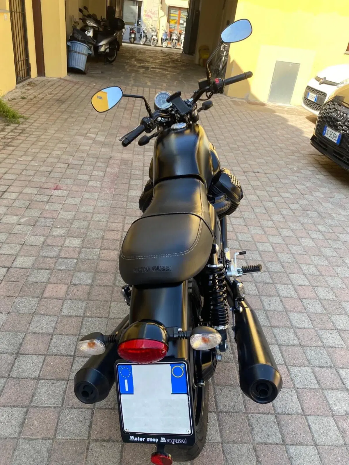 Moto Guzzi V7 III Stone (2017 - 20) (4)