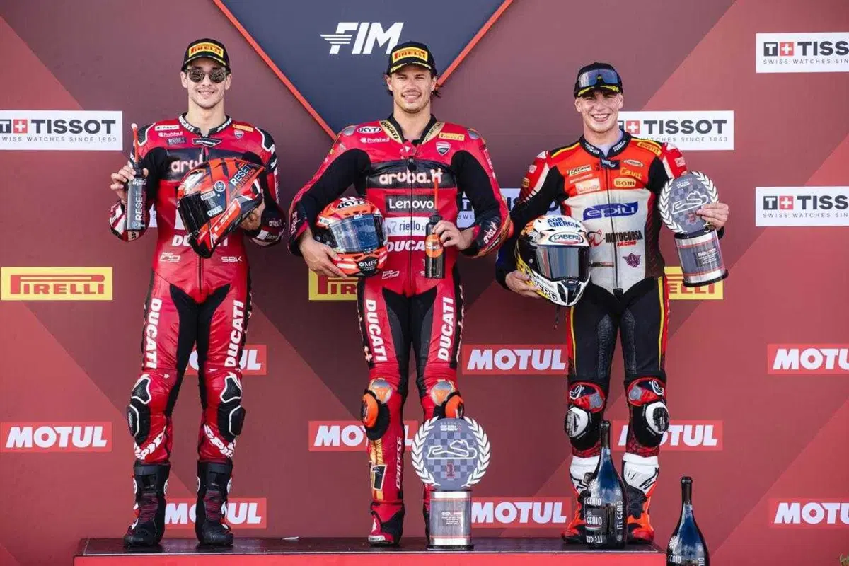 SBK, Nicolò Bulega vince anche Gara2: tripletta all’Estoril [GALLERY]