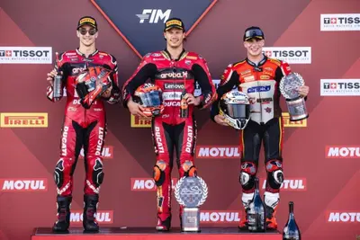 SBK, Nicolò Bulega vince anche Gara2: tripletta all’Estoril [GALLERY]