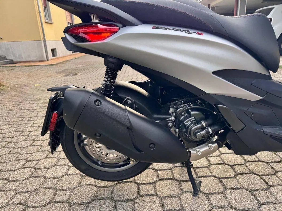 Piaggio Beverly 300 Hpe (2021) (7)