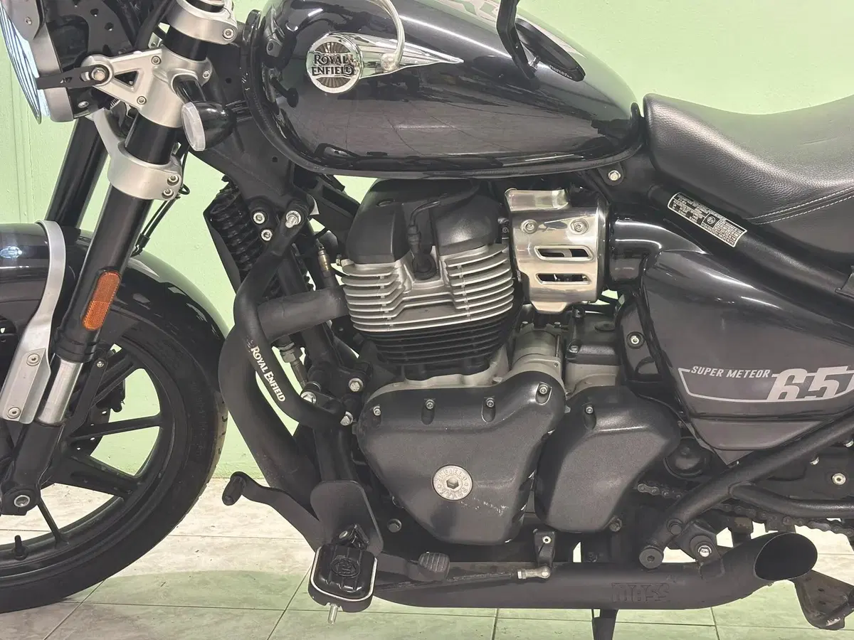 Royal Enfield Super Meteor 650 (2023 - 26) (6)