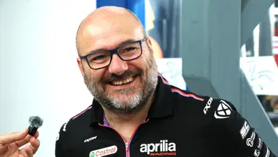 MotoGP, Fabiano Sterlacchini: 'I piloti Aprilia sono liberi di fare la loro gara. Per ora...'