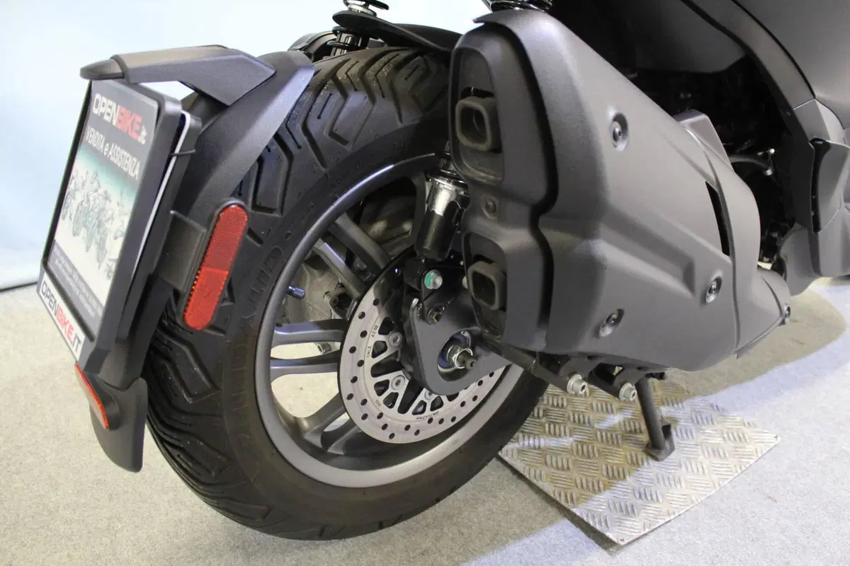 Piaggio Beverly 400 (2025 - 26) (4)
