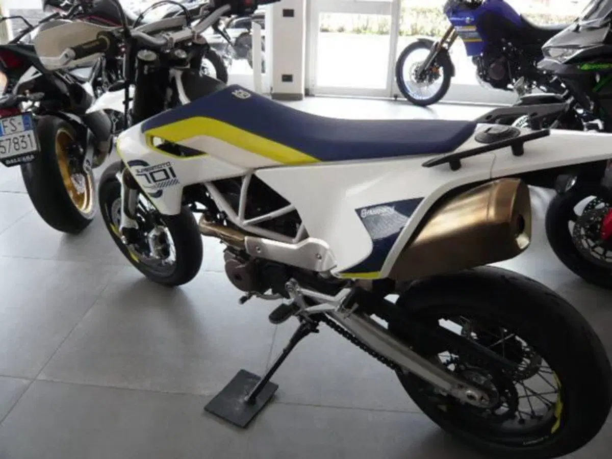 Husqvarna 701 Supermoto (2017 - 19) (4)