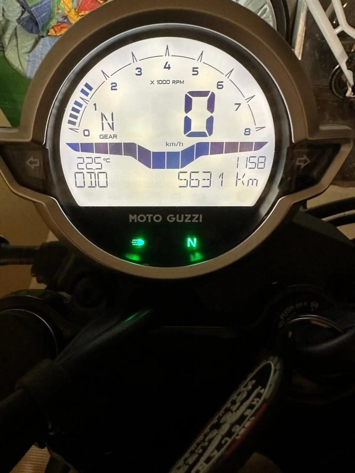 Moto Guzzi V7 Stone (2021 - 24) (3)