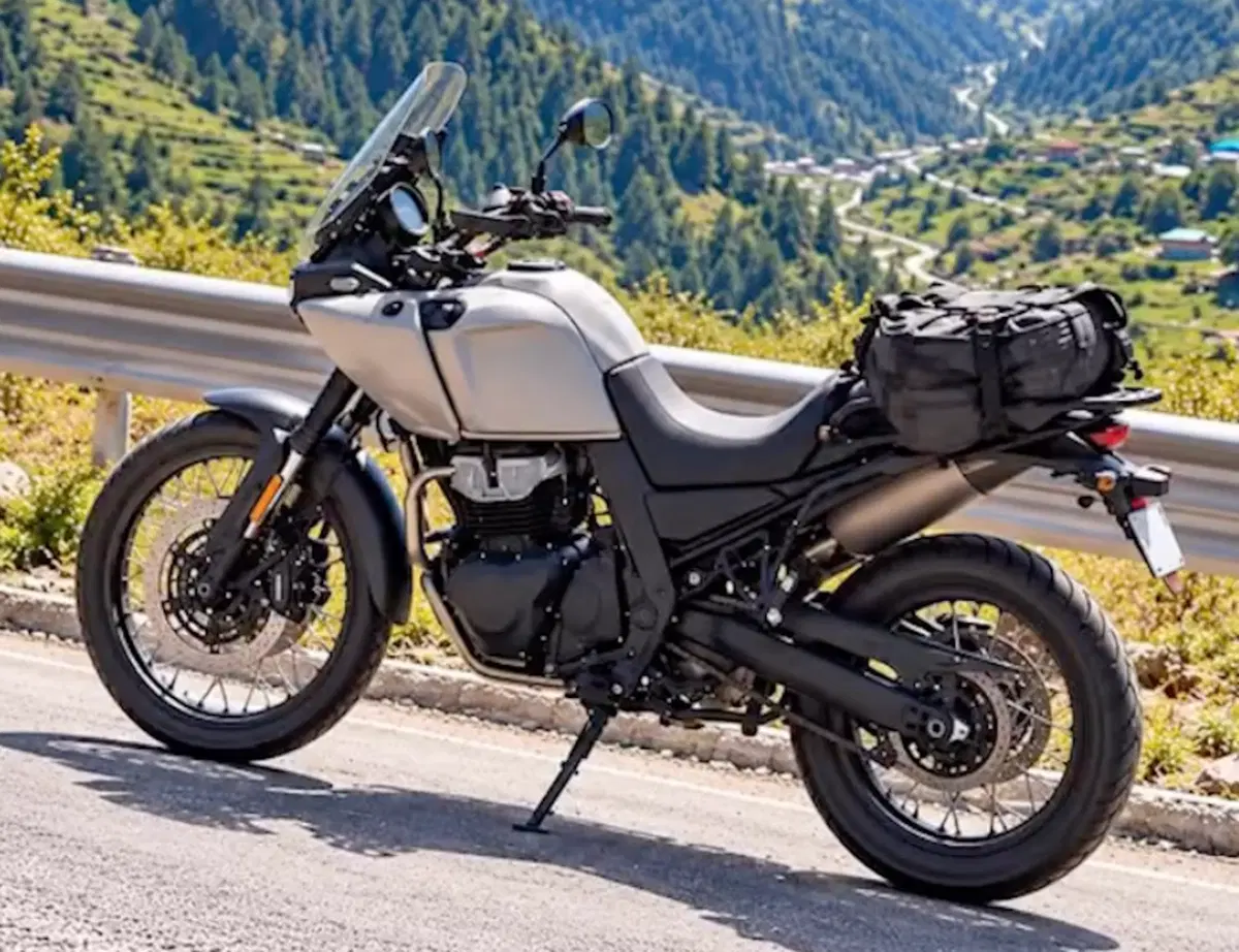 Royal Enfield Himalayan 750 pronta al debutto: svelata la versione definitiva (3)