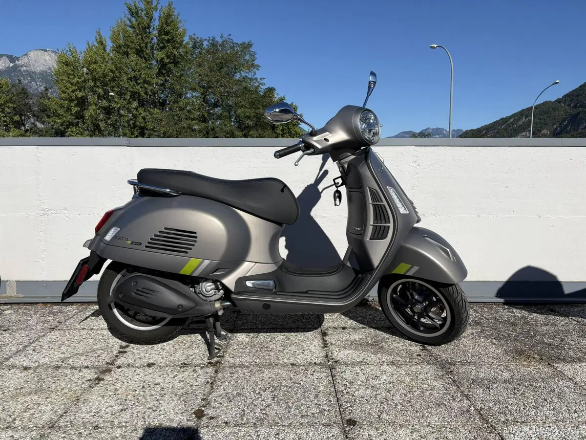 Vespa GTS 300 Super Tech (2023 - 24) (2)
