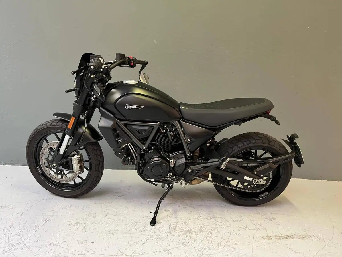 Ducati Scrambler 800 Icon Dark (2025 - 26) (2)