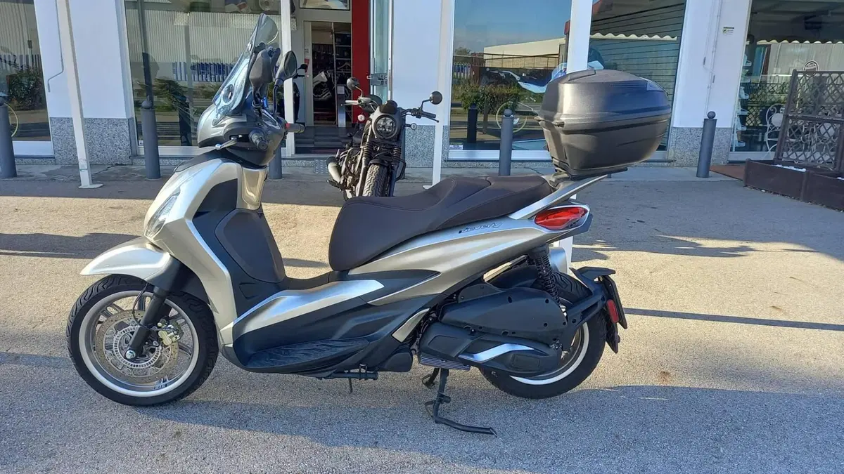 Piaggio Beverly 300 ABS-ASR (2021 - 25) (2)