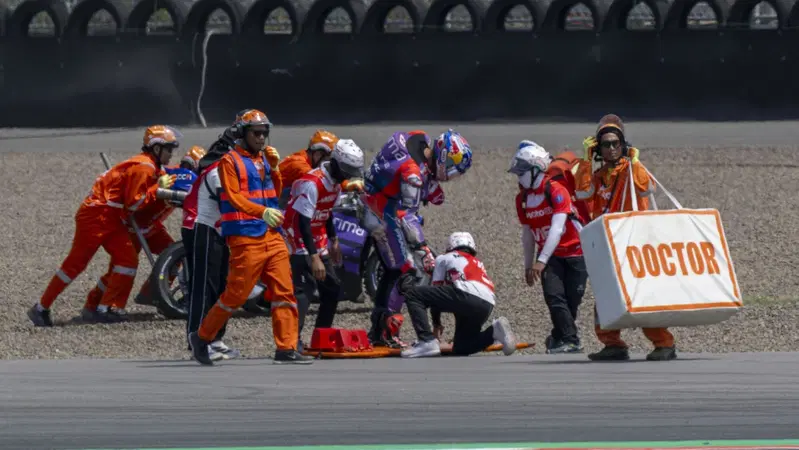 MotoGP, Toprak Razgatlioglu preoccupato per la spalla dopo la caduta a Mandalika: 'Spero di non dovermi operare' [VIDEO e GALLERY]